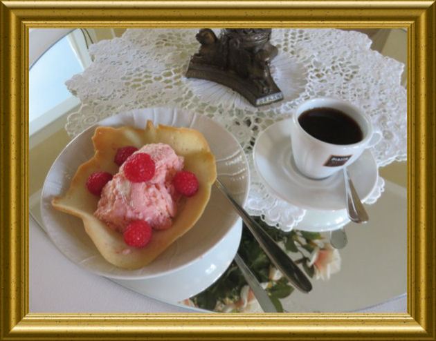 Himbeercremeeis mit weisser Schokolade in Teigkörbchen