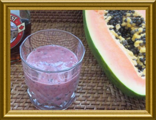 Papaya trifft Heidelbbere Smoothie aus der Lehrküche Taraland