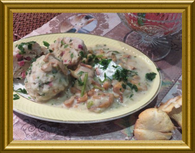 Pfifferlingssuppe / - ragout mit Speckknödel aus der Taraland Lehrküche