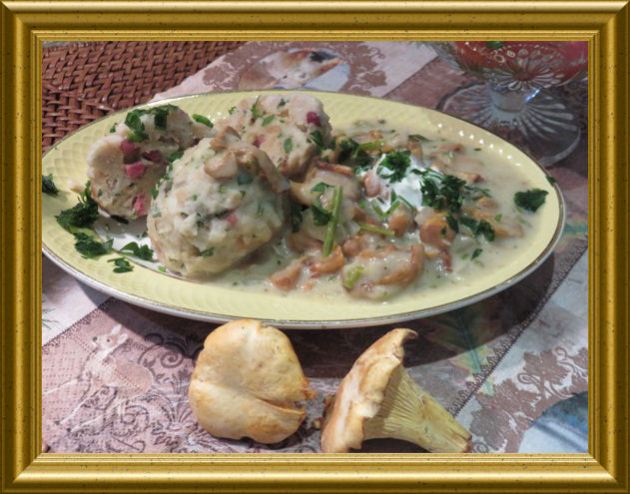 Pfifferlingssuppe / - ragout mit Speckknödel aus der Taraland Lehrküche