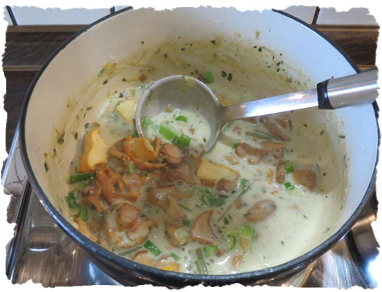 Pfifferlingssuppe / - ragout mit Speckknödel aus der Taraland Lehrküche