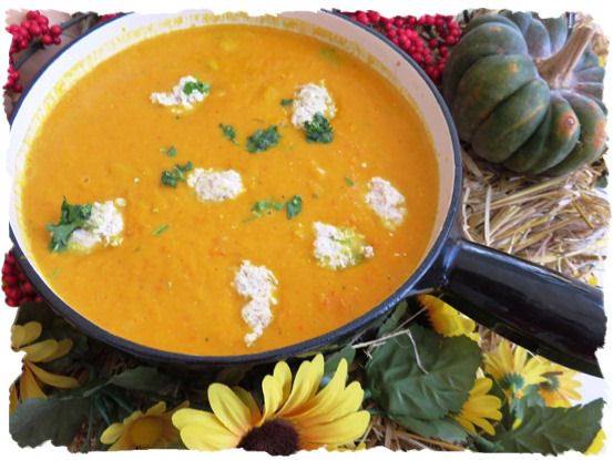 Kürbis - Karotten Suppe mit Klösschen (1)