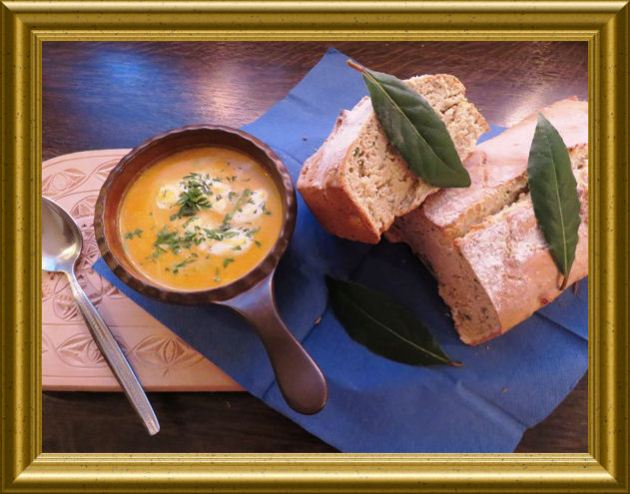 Mohrrübencrémesuppe aus der Taraland Lehrküche mit Lorbeerbrot