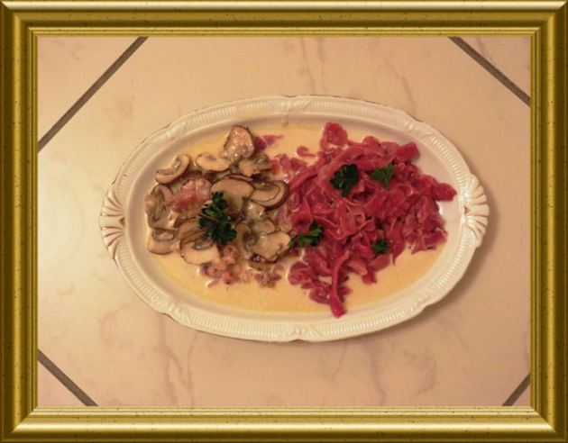 Pancetta-Pilz-Sauce zu roten Tagiatellen (1)