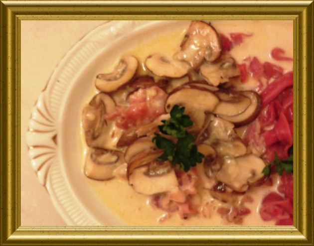 Pancetta-Pilz-Sauce zu roten Tagiatellen aus der Taraland Lehrküche