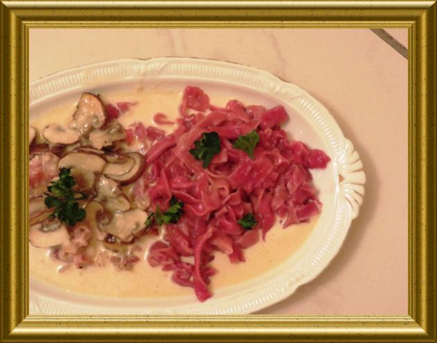 Pancetta-Pilz-Sauce zu roten Tagiatellen -Bandnudeln aus der Taraland Lehrküche