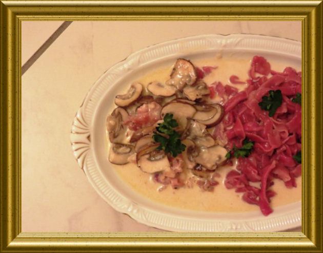 Rote Tagiatelle - Bannudeln zu Pancetta-Pilz-Sauce