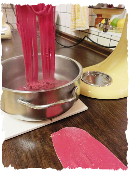 Rote Tagiatelle aus der Taraland Lehrküche