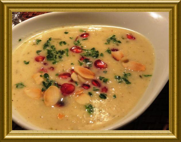 Petersilienwurzelsuppe mit Granatapfelkernen aus der Taraland Lehrküche