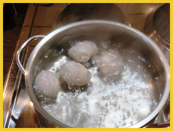 Eier kochen in der Lehrküche Taraland