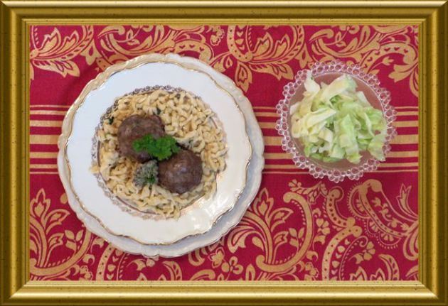 Kalbspflanzerl mit Ahornsirupbutter zu Spätzle und Spitzkohlsalat aus der Taraland Lehrküche