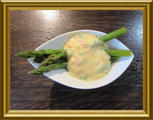 Sauce Hollandaise mit grünem Spargel aus der Taraland Lehrküche