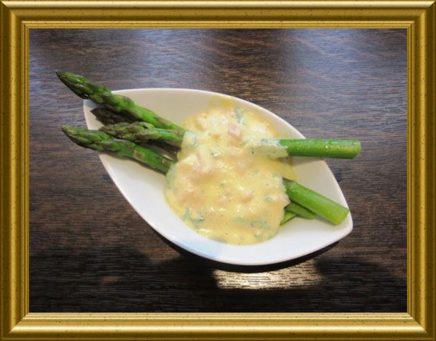 Sauce Hollandaise mit grünem Spargel aus der Taraland Lehrküche