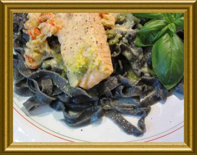 Schwarze Sepia-Bandnudeln mit Lachs in Weisswein-Käse-Sauce