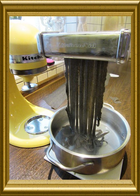 Schwarze Sepia-Bandnudeln aus der Taraland Lehrküche