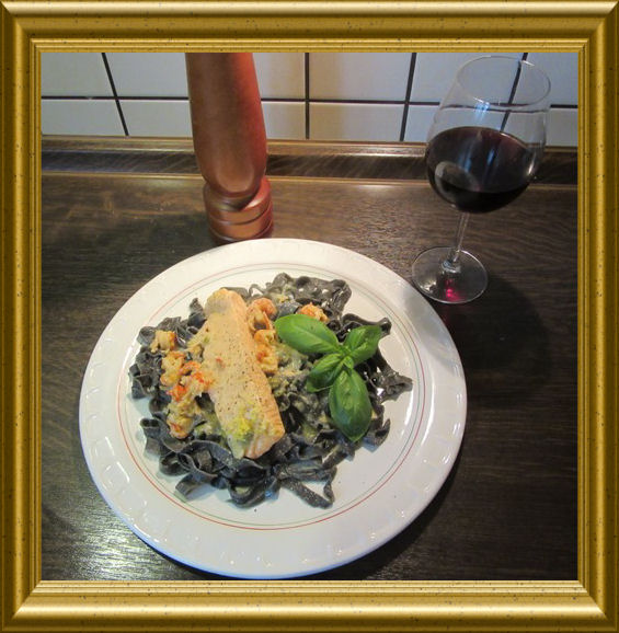 Schwarze Sepia-Bandnudeln mit Lachs in Weisswein-Käse-Sauce