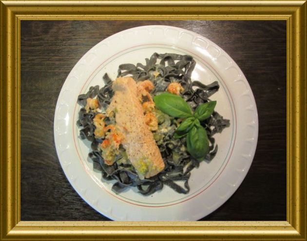 Schwarze Sepia-Bandnudeln mit Lachs in Weisswein-Käse-Sauce