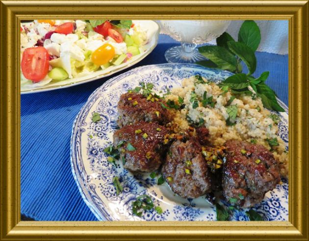 Lammköfte mit MinzCousCous zu griechischem Salat aus der Taraland Lehrküche