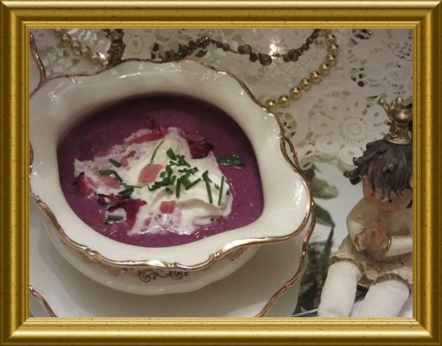 Rotkohlcrémesuppe mit Knusperschinken aus der Taraland Lehrküche