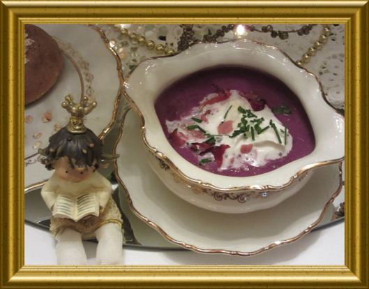 Rotkohlcrémesuppe mit Knusperschinken aus der Taraland Lehrküche