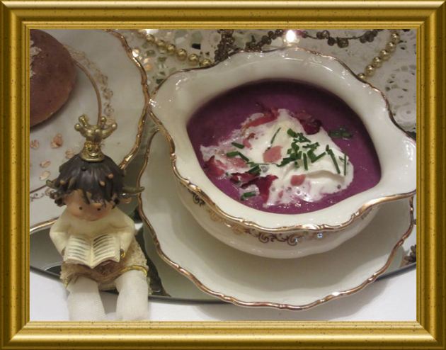 Rotkohlcrémesuppe mit Knusperschinken aus der Taraland Lehrküche