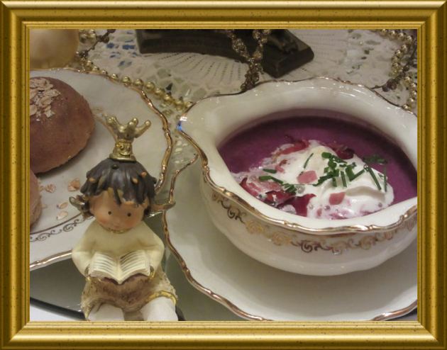 Rotkohlcrémesuppe mit Knusperschinken aus der Taraland Lehrküche