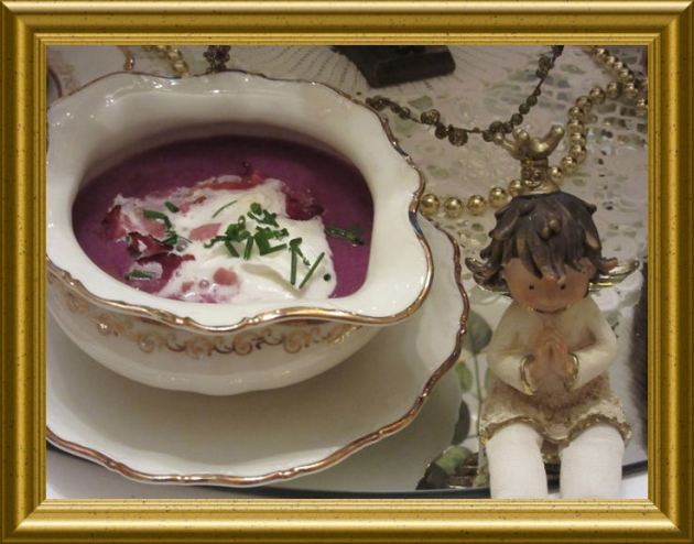 Rotkohlcrémesuppe mit Knusperschinken aus der Taraland Lehrküche