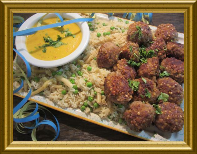 Fleischbällchen in Currysauce mit Gemüsereis aus der Taraland Lehrküche